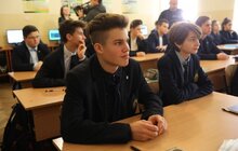 Фото 3: Мер Львова спільно з учнями кодив гру про штучний інтелект в рамках Години Коду 2019