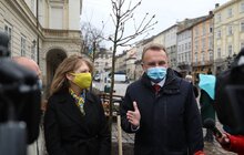 Фото 5: Мер Львова та тимчасово повірена у справах США в Україні спільно висадили на пл. Ринок рожевоквітний каштан
