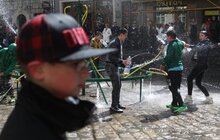 Фото 14: У Львові на пл. Ринок триває «Поливаний понеділок» 
