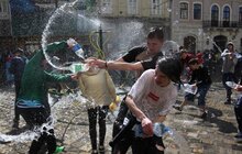 Фото 16: У Львові на пл. Ринок триває «Поливаний понеділок» 