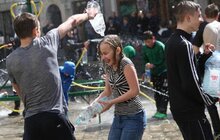 Фото 19: У Львові на пл. Ринок триває «Поливаний понеділок» 