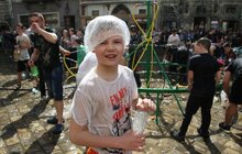 Фото 10: Сьогодні на площі Ринок у Львові влаштували «Поливаний понеділок»