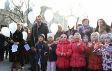 Фото 9: До 203-ї річниці від дня народження Тараса Шевченка у Львові в небо запустили повітряні кульки з віршами Кобзаря