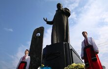 Фото 10: До 203-ї річниці від дня народження Тараса Шевченка у Львові в небо запустили повітряні кульки з віршами Кобзаря