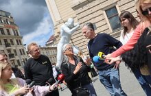 Фото 5: Символ підтримки України: майже шестиметрова скульптура триматиме Львівську оперу все літо (відео)