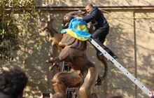 Фото 7: Найбільшого лева Львова одягнули у національний стяг, а студенти пройшли ходою до Янівського кладовища — Львів відзначає 101-шу річницю створення ЗУНР