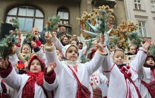 Фото 15: В переддень Різдва у Львові встановили Різдвяного Дідуха