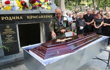 Фото 25: Пластуна-сеньйора Олеся Криськіва поховали на Личакові в родинному гробівці (поле № 52)