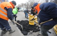 Фото 13: У всіх районах міста проводять робити з ліквідації ям на дорогах з використанням холодного асфальту