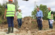 Фото 5: У с. Лисиничі ремонтні бригади ЛМКП «Львівводоканал» проводять заміну аварійного магістрального водогону