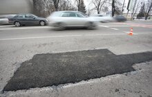 Фото 17: У всіх районах міста проводять робити з ліквідації ям на дорогах з використанням холодного асфальту