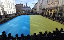 Фото 1: У центрі Львова військові урочисто заспівали Гімн України (відео)