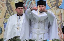 Фото 12: У Львові на пл. Ринок освятили воду, тож львів'яни упродовж дня можуть прийти і набрати її