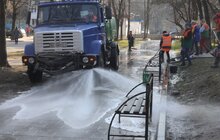 Фото 3: Комунальні служби продовжують дезінфікувати місто: миють вулиці, тротуари, зупинки транспорту, сходові клітки будинків