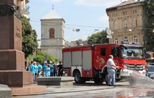 Фото 19: В центрі міста помиють 6 пам’ятників