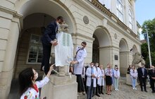 Фото 6: Медичні працівники одягнули левів перед мерією Львова у вишиванки