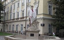 Фото 2: Скульптури на площі Ринок одягнули у вишиванки