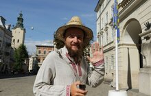 Фото 1: До Львова завітали відомі українські мандрівники, які пішки йдуть з Ужгорода до Харкова