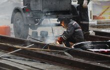 Фото 1: Триває реконструкція вул. С. Бандери: підрядник проводить роботи з облаштування колектора і водопровода