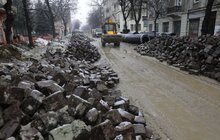 Фото 15: Триває реконструкція вул. С. Бандери: підрядник проводить роботи з облаштування колектора і водопровода