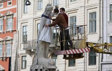 Фото 19: Статуї у центрі Львова одягнули у вишиванки та вишивані маски