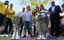 Фото 12: У сквері «На Валах» виставили футбольні трофеї Ліги чемпіонів УЄФА