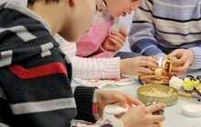 Фото 11: Дітей з багатодітних сімей навчали розмальовувати писанки