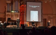 Фото 3: Під час перформансу у філармонії мер Львова вручив Філіпу Сендсу «Золотий герб міста»