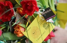 Фото 6: В центрі міста вчора львів’янкам дарували тюльпани та вітали з початком весни
