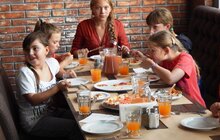Фото 4: В рамках благодійної акції діти батьків учасників АТО вчились власноруч готувати піцу