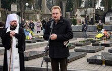 Фото 11: На Личаківському кладовищі біля могил Героїв Небесної Сотні замайорів синьо-жовтий прапор