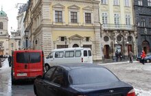Фото 3: У Львові закликають водіїв не паркувати автомобілі у не відведених для цього місцях