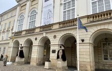 Фото 1: З нагоди Дня студента у Львові міських левів одягнули у мантії та маски