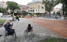 Фото 8: Для зручності пішоходів демонтують огорожу на площі Галицькій