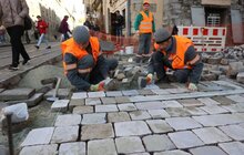 Фото 7: Для людей на кріслах колісних, для батьків із візочками та для туристів з валізами: на площі Ринок почали облаштовувати доріжки доступності (відео)