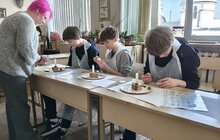 Фото 1: Студенти львівського профтеху проводять великодні майстеркласи з писанкарства для школярів