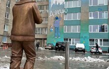 Фото 1: На подвір’ї лікарні святого Пантелеймона відкрили скульптуру хлопчика, що з надією очікує