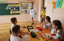 Фото 3: У Львові перший урок у школі провів військовослужбовець, що втратив ногу на війні (відео)