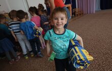 Фото 6: Всесвітньовідома німецька мисткиня передала вихованцям Львівського Центру підтримки дітей авторські патріотичні ковдри