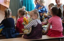 Фото 25: Всесвітньовідома німецька мисткиня передала вихованцям Львівського Центру підтримки дітей авторські патріотичні ковдри