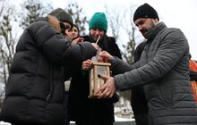 Фото 9: Вифлеємський вогонь миру першими отримали рідні полеглих захисників України на Личаківському цвинтарі