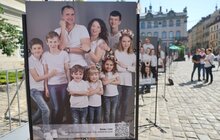 Фото 14: У центрі Львова відкрили фотовиставку про прийомні сім’ї та тих, хто дарує дітям любов