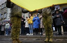 Фото 7: Сотні львів’ян у центрі міста урочисто заспівали Гімн України (відео)