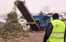Фото 1: У Львові переробляють новорічні ялинки на компост: на міську станцію вже привезли 10 тонн хвої (відео)