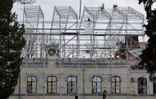 Фото 2: Пошкоджений російським «шахедом» корпус університету в Дублянах накривають тимчасовим куполом (відео)