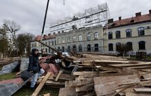Фото 3: Пошкоджений російським «шахедом» корпус університету в Дублянах накривають тимчасовим куполом (відео)