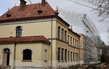 Фото 7: Пошкоджений російським «шахедом» корпус університету в Дублянах накривають тимчасовим куполом (відео)