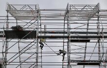Фото 15: Пошкоджений російським «шахедом» корпус університету в Дублянах накривають тимчасовим куполом (відео)