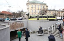 Фото 7: У центрі Львова, у підземному переході, встановили два електричні підйомники