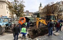 Фото 9: Ліквідація пориву на магістральному водопроводі на пр. Свободи триватиме до кінця дня: працюють водовозки